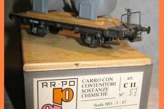 c 11 carro con contenitori